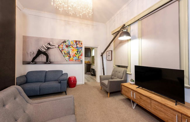 Unique 2BR Converted Storefront APT in Alphington! - Foto 7