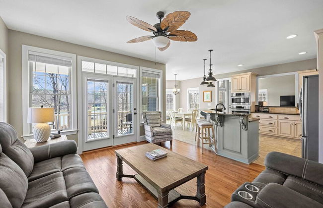 Sleeps 22, Lakefront w/ Private Dock & Pool, 2 Houses Lake Living by Avantstay - Foto 22