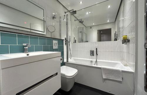 Modern 2BR East London Flat with Balcony near the tube - Foto 10