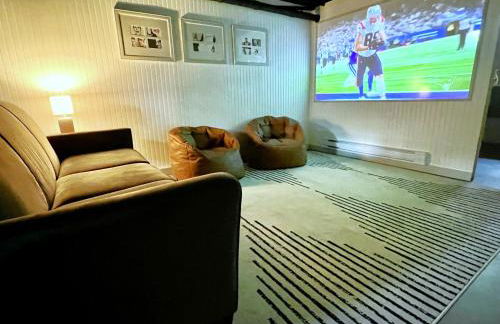 Thomas Trail - Game Room, Fire Pit, 1 min to Ski Mountain & Shared Beach! - Foto 50