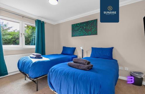 Muirton House 2 - INVOICE and REDUCED PRICE only via SUNRISE SHORT LETS DUNDEE, SLEEPS 8 has 4 Twin Bedrooms with 4 Car Parking, 2 Baths, 5 Smart TV, Fully Equipped, Garden, Free WiFi, and ONLY 9 Mins to STANNERGATE Ports - Foto 43