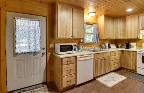 Serene and Secluded Alabama Cabin with Covered Deck! - Foto 6