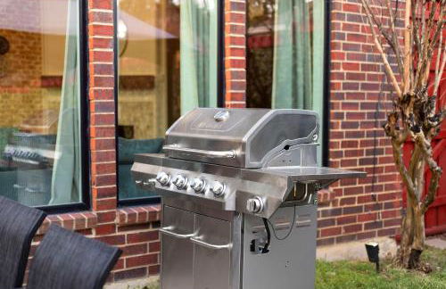 5BD Getaway w Pool Patio Firepit Mins to DT - Photo 35