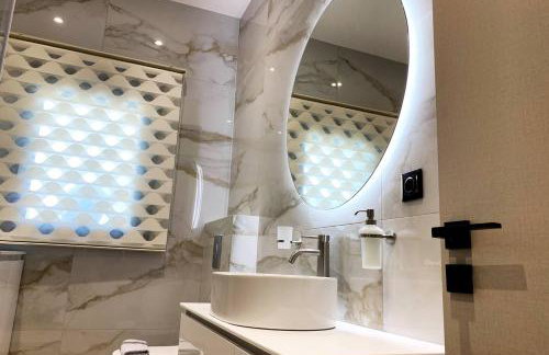 Luxury Home with Garden in the Suburbs - Foto 24