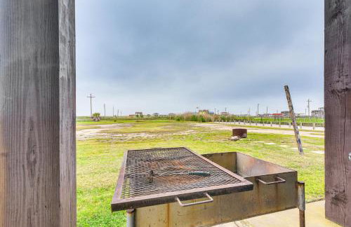 Canal-Front Coastal Getaway in Gilchrist with Deck - Foto 33