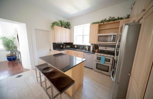 Stone Mansion Sleeps 10-20 Free TV & Parking - Foto 26