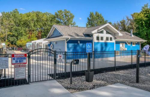 Spacious Dog-Friendly Getaway with Year-Round Pool & Hot Tub - Foto 47