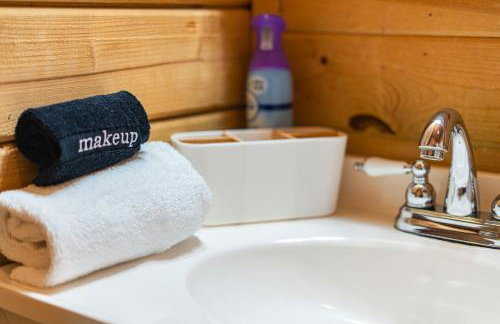 Log Cabin with Hot Tub, Game Room-10 min to NRG - Foto 27