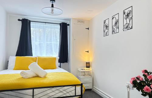 2BR 2BA Flat - King Beds - Free Parking - Near LGW Airport - Foto 3