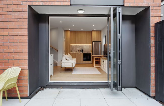 Urban Vogue Escape with Parking- Air-con - Photo 25