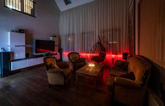 Luxurious Amber Villa With Private Pool and Garden Views - Photo 12