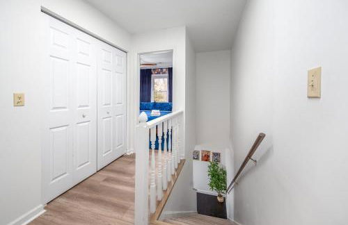 Color Pop Cottage Stylish 2BR with 2 Parking Spots - Foto 29