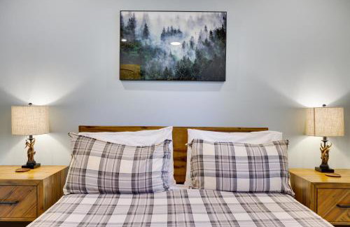 Secluded Cabin, Jacuzzi, Pool Table, King Bed & Fire Pit - Photo 5