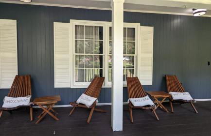 Modern Luxe Family & Groups Friendly Bungalow with Patio & Workspace - Foto 2