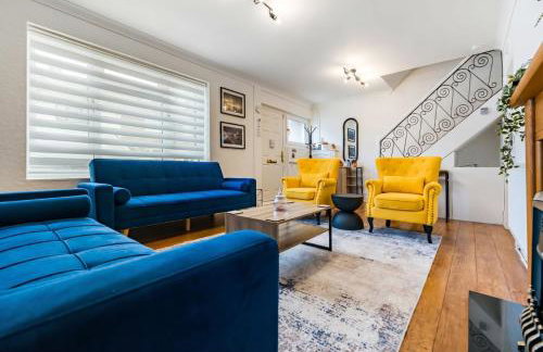 Stylish 3-Bed Home - 5 min walk to ExCeL - Free Parking - Near O2 & Canary Wharf - Photo 8