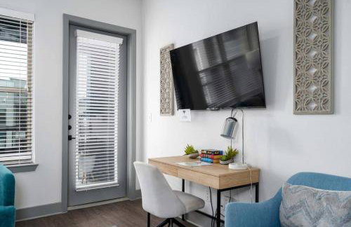 Luxury Apartment with Pool, Restaurants, Shopping) - Photo 20