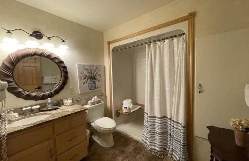 C19, One bedroom luxury, log-sided Couple's Cottage with private hot tub and unique extras cottage - Foto 17