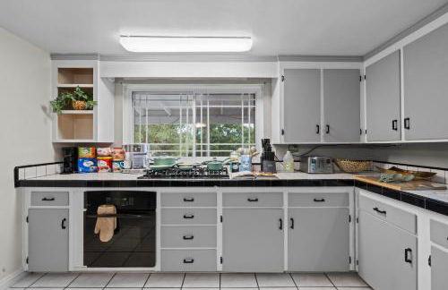 Entire Private Home with 4 Bedrooms 2 Bathrooms, 6 Beds, Hot Tub, King Bed, 6 Parking, Big Yard, Available Now - Foto 18