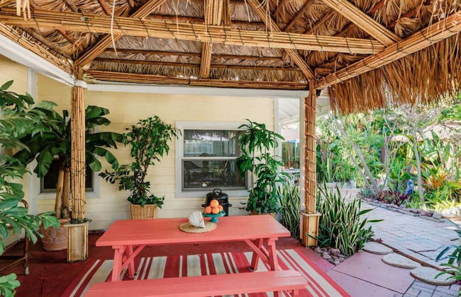 The Secret Garden - The Cottage Near Beach, Shops, Restaurants, Pet Friendly, Close to Lucerne Ave! - Foto 41