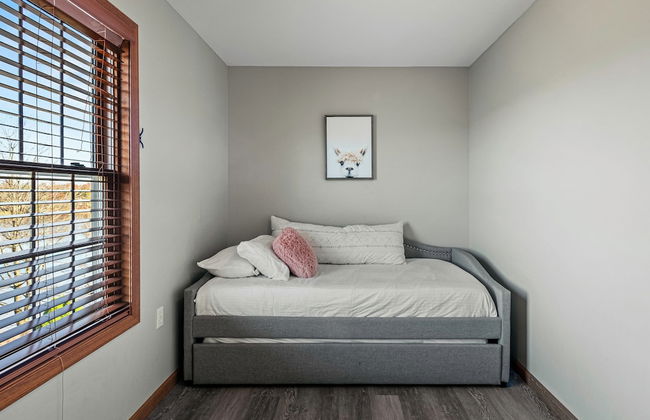 Laker s Pointe by Avantstay Lakefront Private Peninsula Hot Tub Game Room - Photo 45