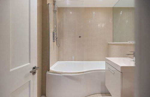 The Clapham Crib - Spacious 4BDR House with Patio - Photo 72