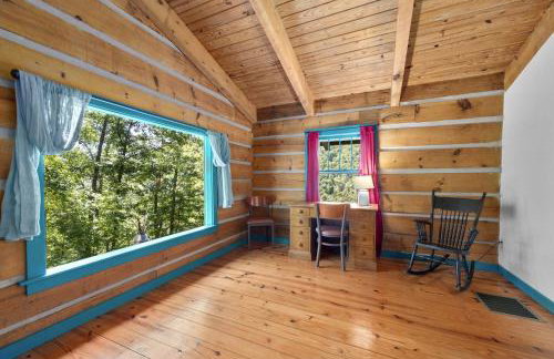 Beautiful Rustic Cabin Surrounded by Nature with Incredible Views and a Wrap-Around Deck for an Amazing Glamping Experience in Marshall, NC - Foto 20