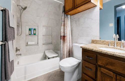 4BR Retreat with Game Room & Massage Chair - Sleeps 12 - 2 Kings - Step-Free - XL Private Patio - Foto 32