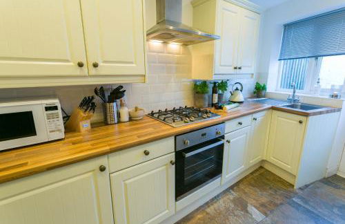 Sailors Return - Photo 15