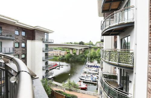 2 bedroom Apartment In Cardiff Bay with Private Parking By N And N Stays, perfect for corporate and leisure stays, long stays welcome, Scafollding currently on building, does not affect the apartment - Photo 16