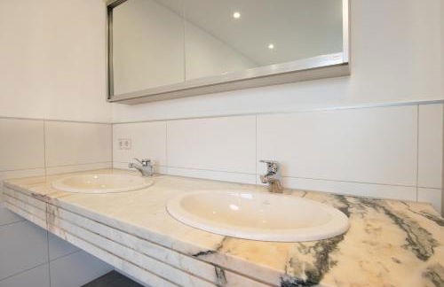 Tolstov House - Freistehendes 9 Zimmer Haus mit großem Garten - Photo 29