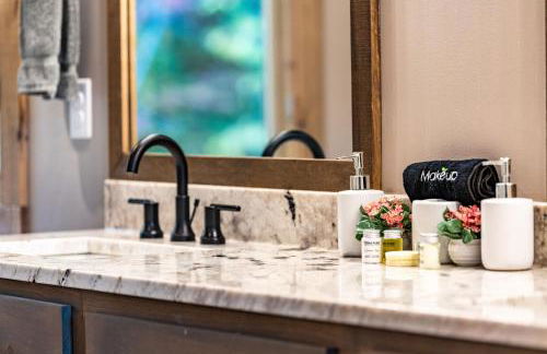 Honeysuckle Chalet - Luxe Mountain Chalet - Hot Tub, Wi-Fi, Pool Table, Party Deck, Fire Pit - 15 mins to Blue Ridge! - Foto 31