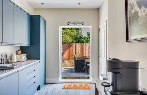 Beautiful 5 Bedroom 4 Bathroom House in W6 by Yoko Property - 10 minute's to Central London - Free Parking, Fast WiFi, Work Desks and SmartTVs with Disney and Netflix - Foto 33