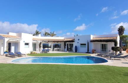 Charming Villa with Pool & Scenic Garden - Foto 1