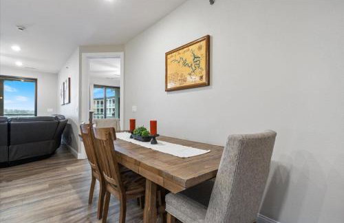 Family-Fun Lakeside Luxury at Topsider in Osage w/ 2 Pools, Prime Views Pack N' Play & Games - Foto 9