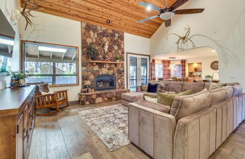 Near Woodland Lake Park Cabin with Serene Deck! - Foto 1