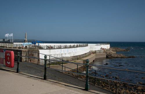 Beautiful 3 Bed Townhouse with Parking, close to Sea Front - Photo 11