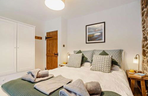 Ty Fin Cottage with Hot Tub - Photo 10