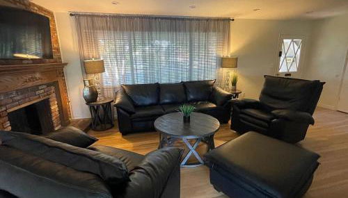 Private Pool 4BR Family Retreat - Patio, Outdoor Dining, BBQ Grill, & Free Parking - Sleeps 8 - Foto 5