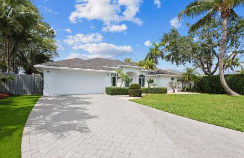 Luxury Modern Waterfront House in BEST Location! King Bed Suite & Close to Beach - Photo 36