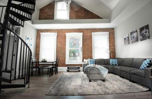 Main Street Balcony Apartment For up to 8 guests! - Foto 6