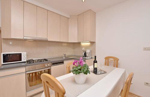 Apartment Mate - Photo 9