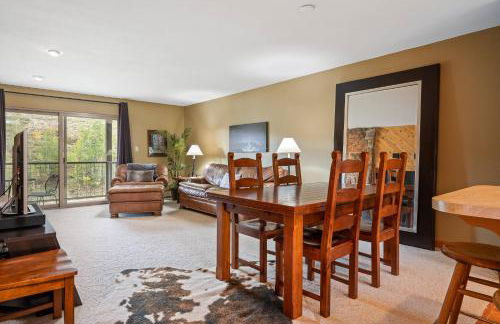 Ski Town Hideaway | Fireplace + Walk to Downtown - Foto 15