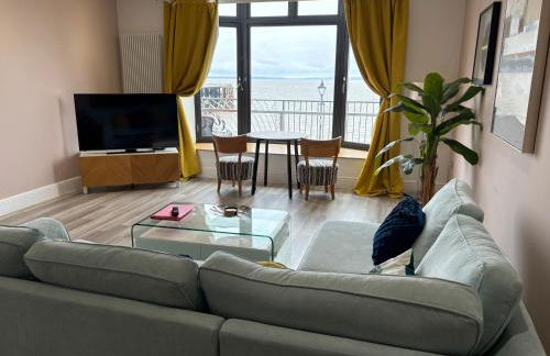 Luxury 1BR Seafront Apartment - Photo 1