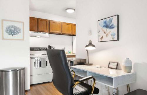 Workspace with Desk & Walkable to hospital & campus - Photo 10