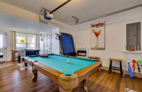 Lakefront Pocono Retreat with Hot Tub and Movie Hub - Foto 5