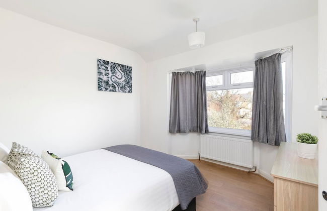 Skyvillion - Enfield 4bed House W Garden & Parking - Photo 6