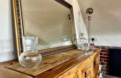 Cosy Hampshire Barn Getaway, Large garden alongside a stunning river - Fire Pit, BBQ, Outdoor seating - Country walks & Pubs - Foto 11