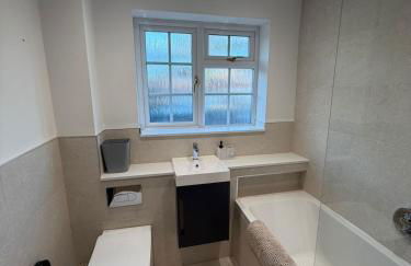 Luxury House, Great Location in Redditch - Contractors - Families - Groups - Relocators - Sleeps 9 - Foto 7