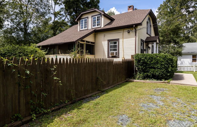 Cheerful 3 Bedroom Home Walk to UVA Stadium - Foto 2