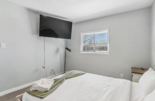 All New! Convenient Location! Sleeps 6 - Foto 43